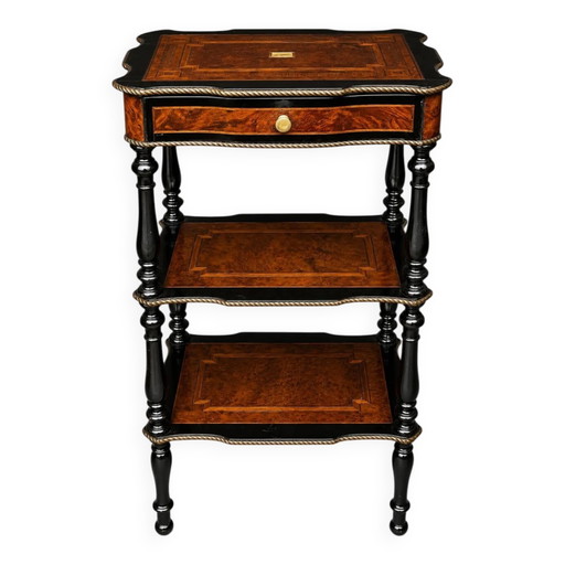 Tavolino con mensola in stile Napoleone III. Fine intarsi in madreperla e decorazioni in bronzo dorato. – serveerwagens