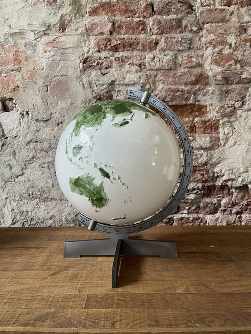Prototype globe studio Alex de Witte