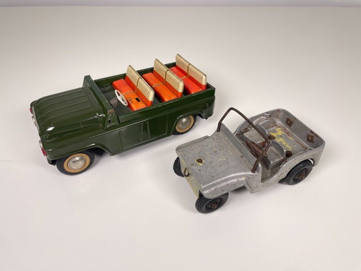 Coppia di Jeep giocattolo d'epoca, una macchina aperta degli anni '60 e una Jeep militare in metallo degli anni '40