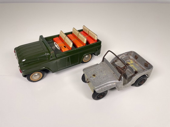 Image 1 of Coppia di Jeep giocattolo d'epoca, una macchina aperta degli anni '60 e una Jeep militare in metallo degli anni '40