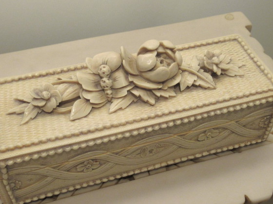 Image 1 of Imperio ivory-colored box with flowers