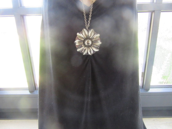 Modernist Flower Daisy Necklace Pendant with Long Chain, vintage – Decorative Objects, Metal (photo 3 of 10)