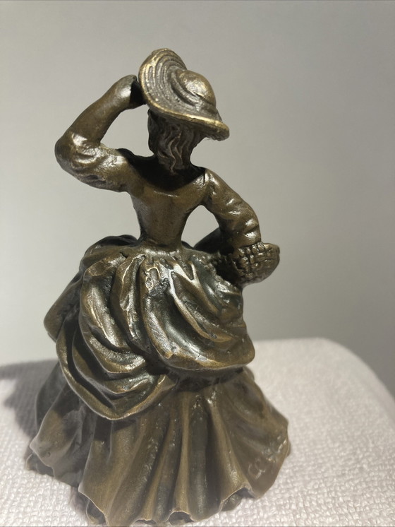 Image 1 of Campanello di servizio in bronzo d'epoca raffigurante una donna aristocratica