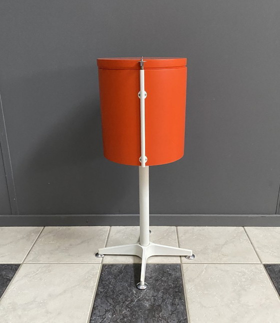 Image 1 of Una mesa de maquillaje redonda naranja de Bremshey, década de 1970