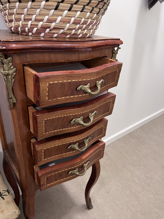 Image 1 of Elegante Franse bijzettafels met vier laden van verguld brons | Commode met lades