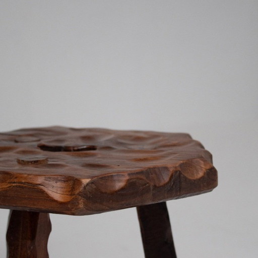 Ensemble de trois tabourets en bois sculptés à la main