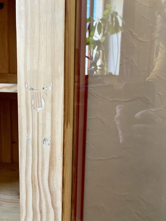 Image 1 of Kledingkast met glazen front, gemaakt van massief grenenhout.