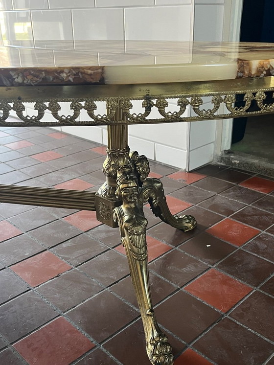 Image 1 of Ancienne table basse en marbre Pieds en cuivre Vintage Onyx