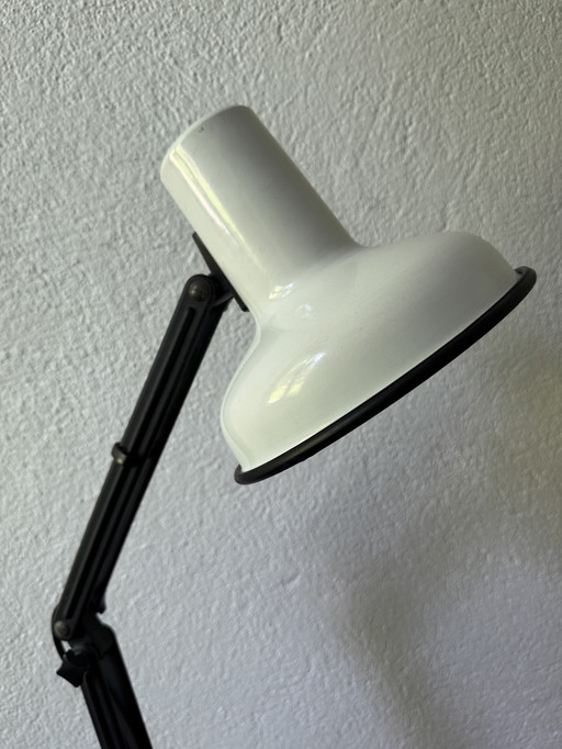 80's Pixar-style articulated desk lamp