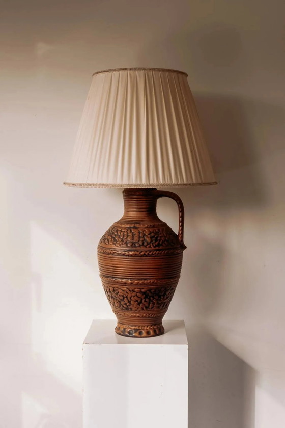 Große Keramik Tischlampe aus Westdeutschland mit plissiertem Schirm. – Tischlampen, Porzellan, Vintage (photo 10 of 10)