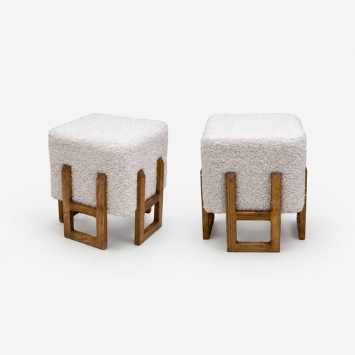 Een paar Italiaanse modernistische krukjes van essenhout, bekleed met witte boucléstof.