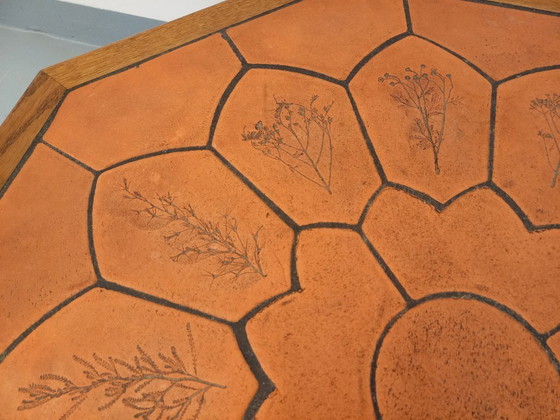 Image 1 of Tavolino ottagonale Barrois con motivi vintage da erbario in legno di rovere e ceramica Vallauris degli anni '60 e '70.