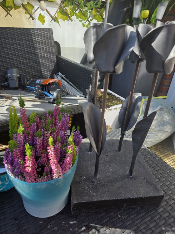 4 black lead roses – Sculpture, Iron, Stone (photo 9 of 9)