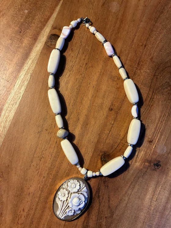 Image 1 of Nieuwe ketting met vintage kralen en steencamee lengte 49 cm
