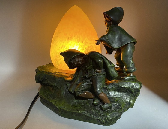 Image 1 of Art Deco stijl tafellamp met kinderen – sculpturale lamp met geel glas ca. 1970–1980 Copy van A. Moreau - Kunsthars