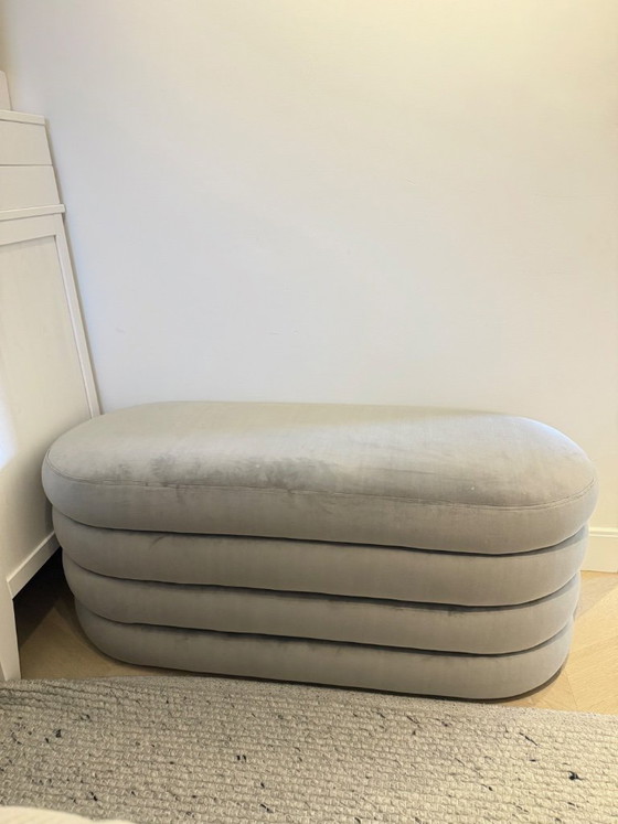 Image 1 of Sofá/puf de terciopelo en gris claro