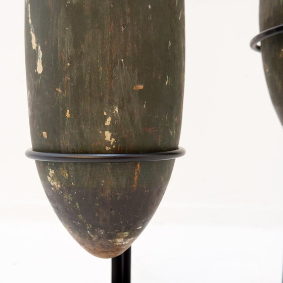 Image 1 of Paar große hölzerne Übungskeulen auf Sockel - Anfang 20.