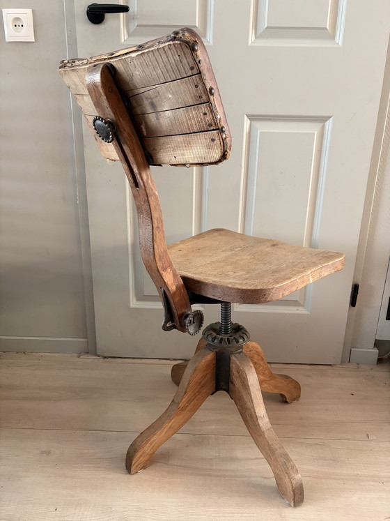 Image 1 of Sedia girevole industriale vintage – in legno e ghisa – regolabile