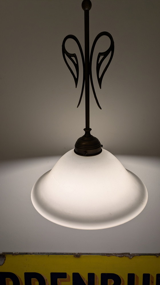 Image 1 of Deux lampes suspendues vintage de style Art déco, abat-jour opalin