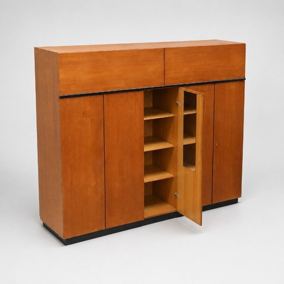 Image 1 of Amplio armario antiguo de teca con secciones para colgar ropa y estantes, de la década de 1960.
