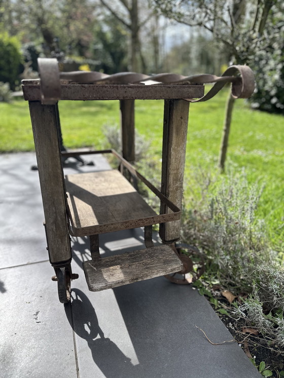 Image 1 of Carrello da giardino rustico antico – Carrello di servizio in legno e ferro battuto con ruote a voluta (circa 1920-40)