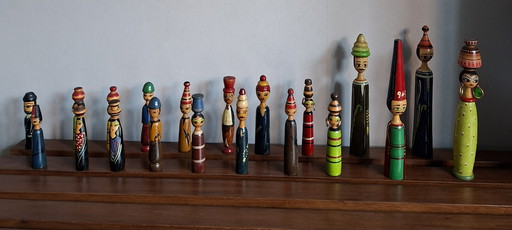 Poupées égyptiennes vintage en bois sur fuseau des années 70. 19 pièces.