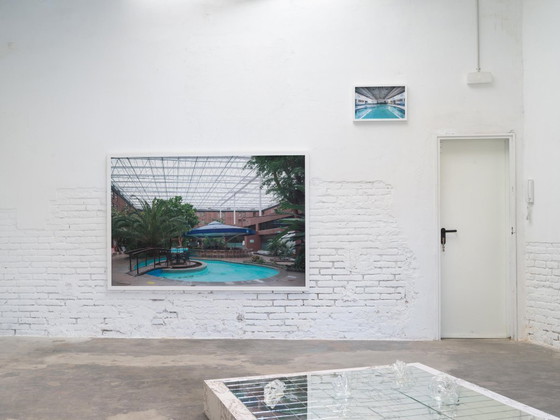 Image 1 of Piscina vuota — fotografia a colori incorniciata 150x200 cm