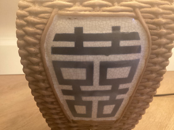 Image 1 of SATZ VON 2 CHINESISCHEN TISCHLAMPENFÜSSEN AUS KERAMIK AUF HOLZSOCKEL