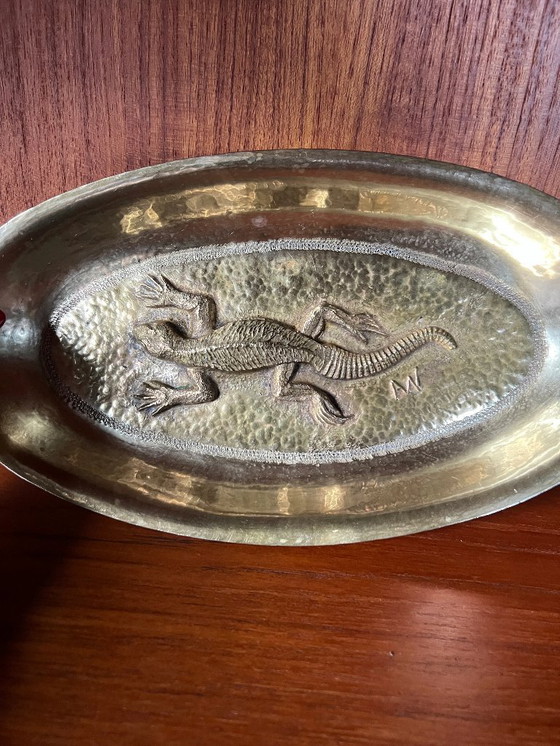 Image 1 of Een zeldzaamheid! Een massief messing kommetje met een salamander in reliëf. Vermoedelijk een visitekaartjesbakje in art-decosti