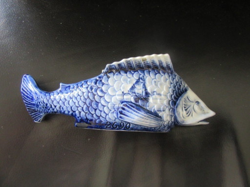 Oud Delfts keramisch beeldje van een blauw-witte vis, decoratief object, vintage