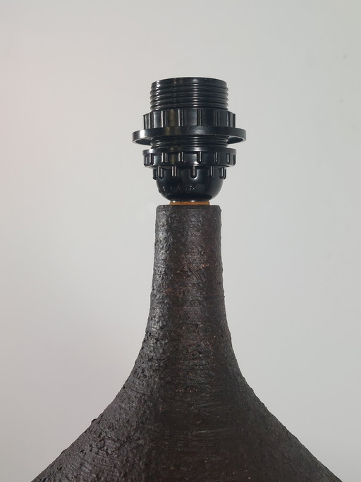 Lampada da tavolo vintage di metà secolo con base in ceramica.