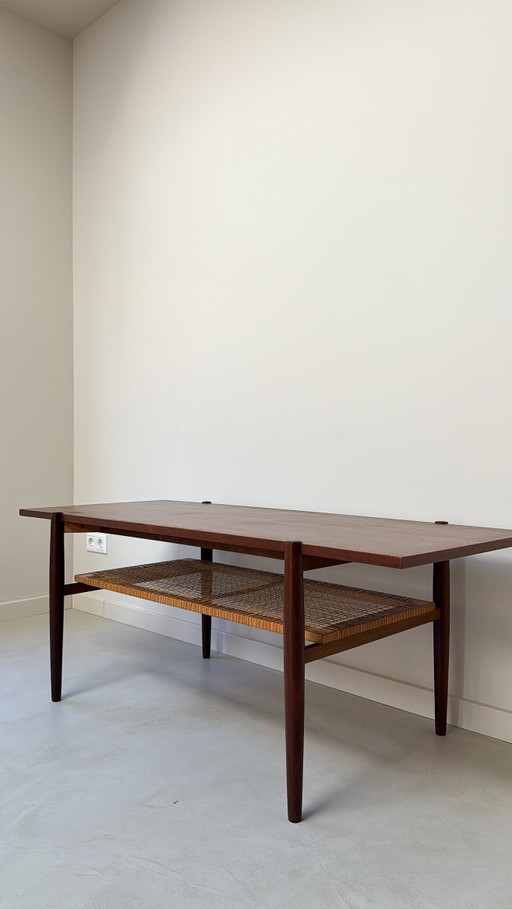 Vintage Couchtisch aus Holz mit unterem Korbregal – salontafels, Wood, Wicker (photo 2 of 10)
