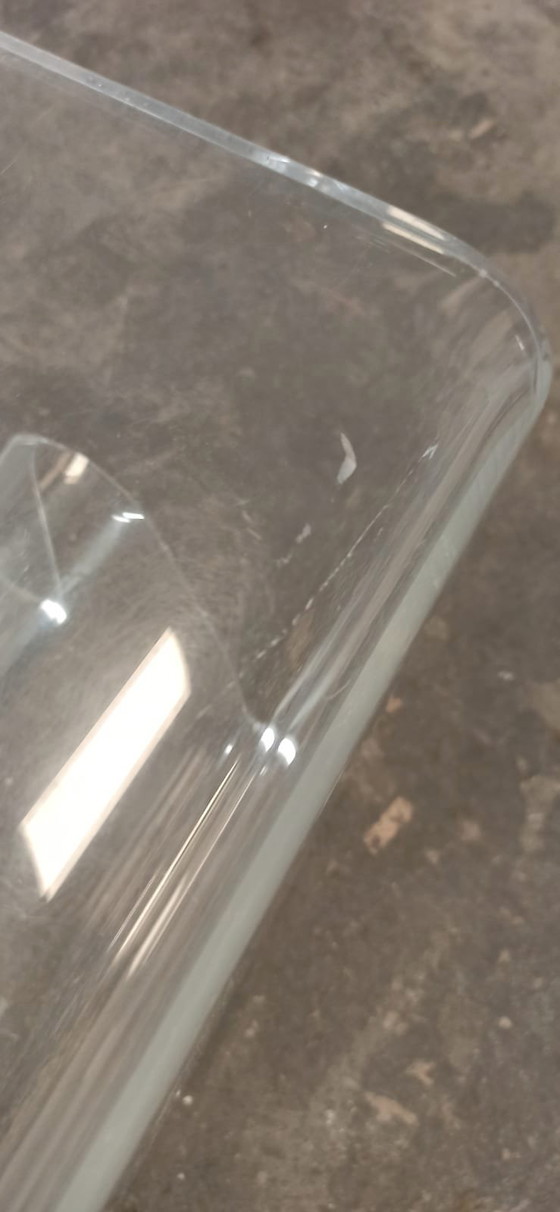 Image 1 of Table d'appoint vintage en plexiglas avec porte-revues