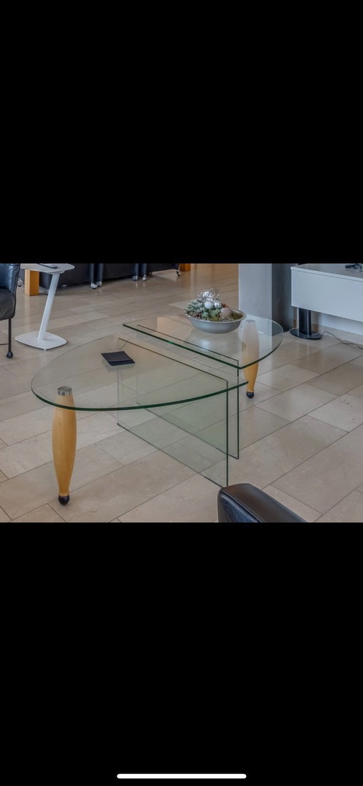 Ensemble de table basse italienne style années 1990 – 2 plateaux en verre et pieds en noyer clair massif