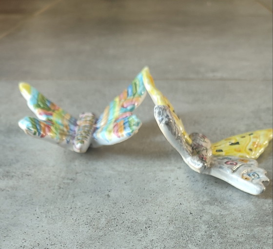 Image 1 of Ein Paar signierte Keramikschmetterlinge.