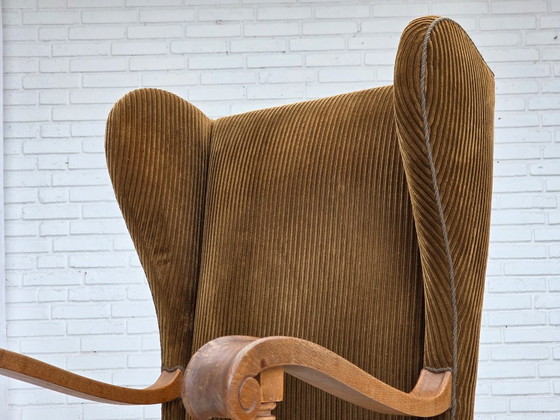 Image 1 of Anni '70, poltrona scandinava con schienale alto e ala, mobili in velluto a coste, legno di quercia intagliato.