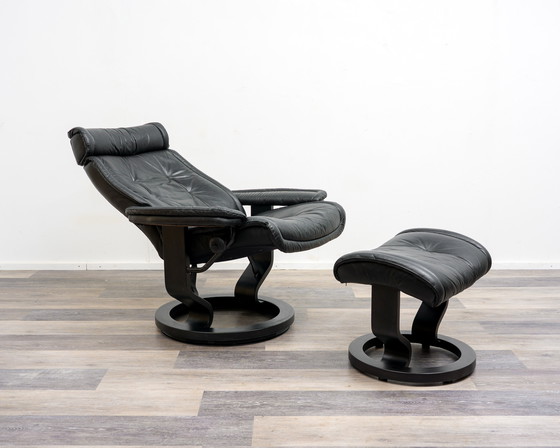Image 1 of Sillón reclinable escandinavo con reposapiés, fabricante Stressless Ekornes, modelo “Prince”, cuero negro.