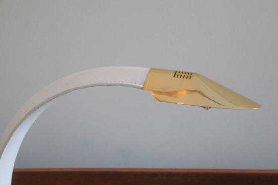 Image 1 of Lámpara de escritorio Tras Milano, con inscripciones en cuero cosido y latón chapado en oro, Italia, década de 1970.