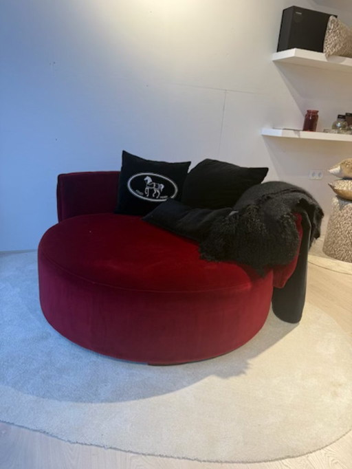 Poltrona Fendi Casa con cuscini e plaid