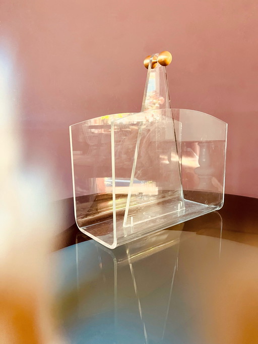 Zeitschriftenständer aus Plexiglas entwerfen