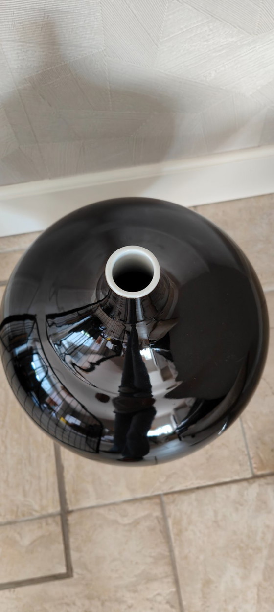 Black Vase With Ribbed Base – Stone (photo 5 of 5)