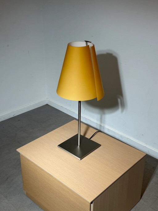 Lampada da tavolo Leucos con paralume in vetro ambrato