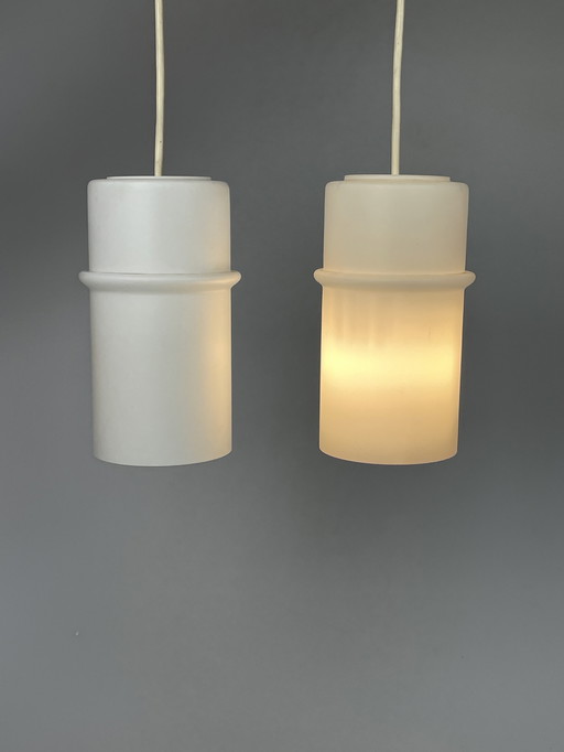 Ensemble de deux lampes suspendues en verre au lait, Raak, Pays-Bas, années 1960
