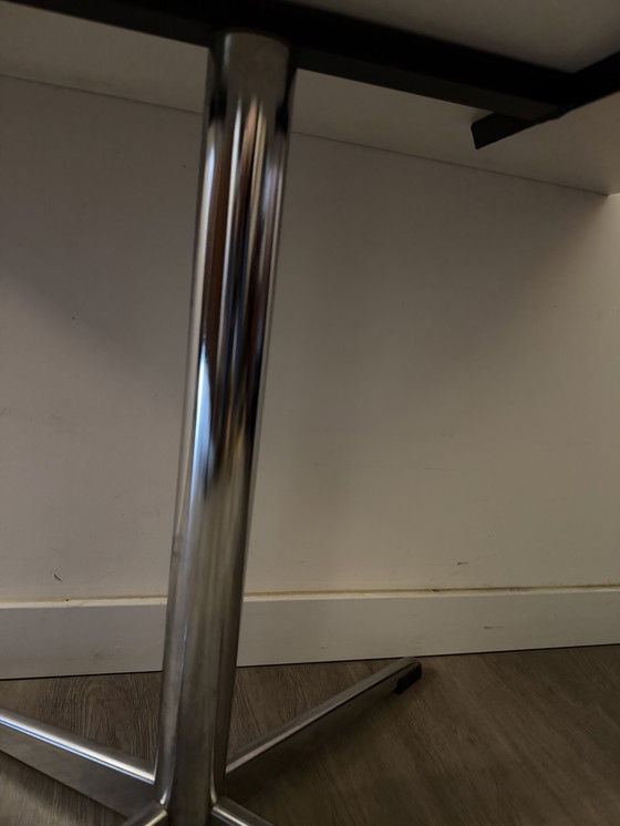 Image 1 of Table d'appoint avec plateau blanc et pieds chromés