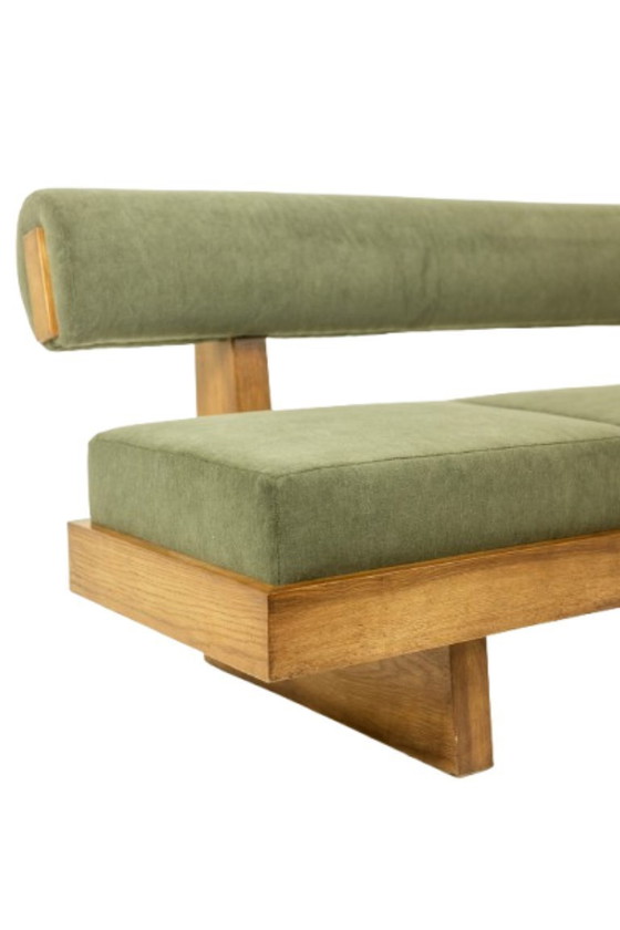 Image 1 of Banco de tres plazas en fresno claro y terciopelo mohair verde. Contemporáneo.