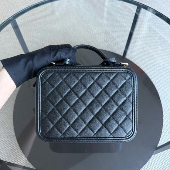 Image 1 of Chanel Filigraan Toilettas Medium - Caviar Gewatteerd Kalfsleer met Korrelnerf Zwart Goudkleurige Hardware Serie 27