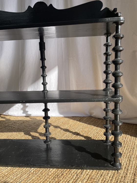 Image 1 of Vintage gedraaide houten volkskunst spoelhouder