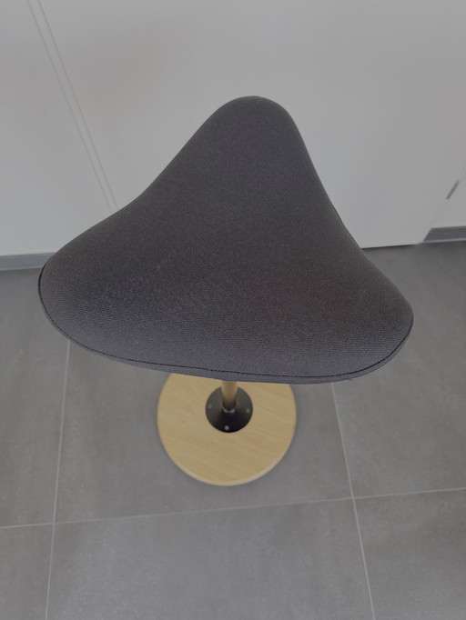 Stokke (Varièr) Mossa | sgabello ergonomico in piedi/seduto