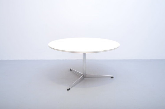 Image 1 of Arne Jacobsen Salontafel Rond Aluminium Fritz Hansen 1950