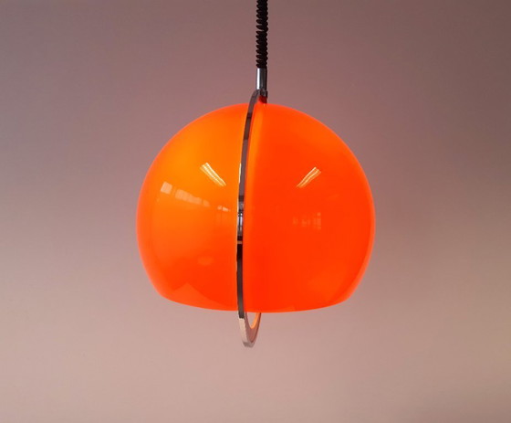 Image 1 of Oranje plexiglazen vintage hanglamp met trekpendel en handvat van chroom en hout, 70s lamp